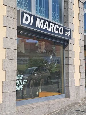 Viterbo - Vetrina di Di Marco Sport sfondata con un sasso