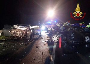 Esine - Schianto frontale tra due auto 
