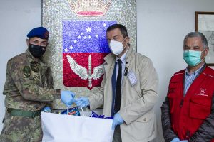 Il terzo reggimento elicotteri alla colletta di prodotti alimentari