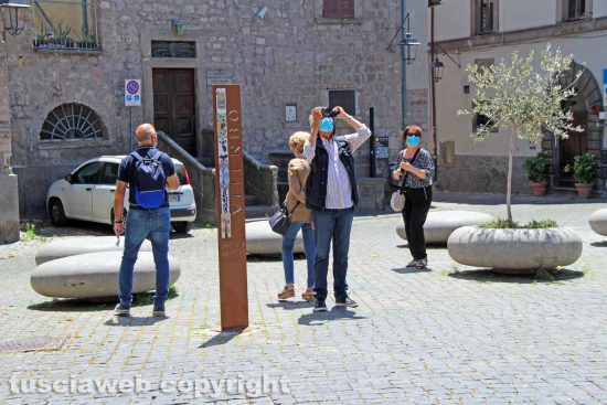 Viterbo - Turisti in piazza San Carluccio