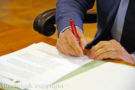Viterbo - La firma del protocollo comune-sindacati
