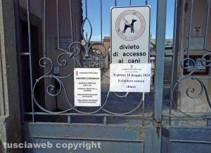 Tuscania - Il cartello comparso poco dopo sui cancelli del cimitero - Clicca sulla foto per ingrandire