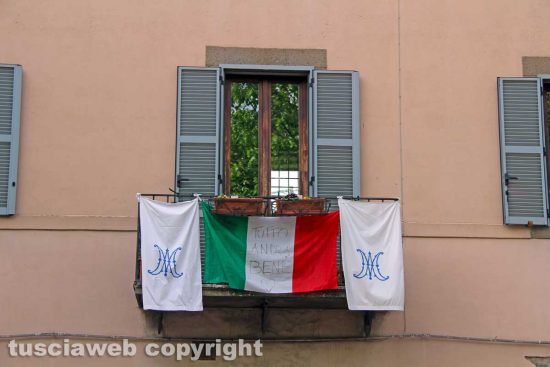 Viterbo - Il drappo bianco di Maria e il tricolore