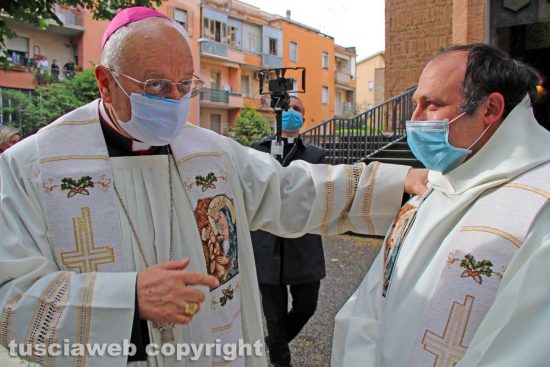 Il vescovo Lino Fumagalli con un sacerdote