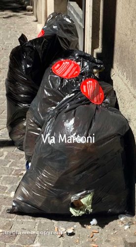 Viterbo - Sacchi contrassegnati col bollino rosso a via Marconi