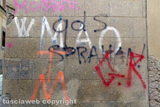 Viterbo - Scritte politiche sui muri