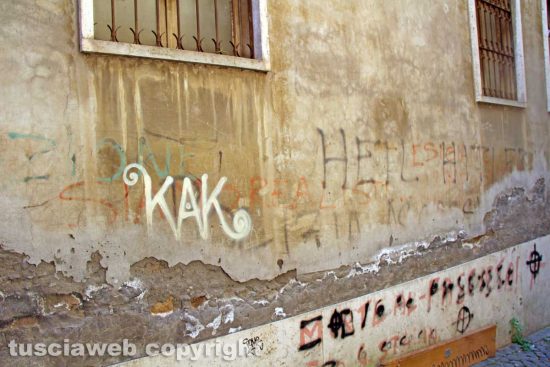Viterbo - Scritte politiche sui muri