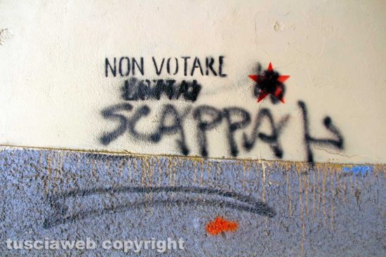 Viterbo - Scritte politiche sui muri