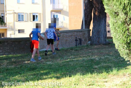 Viterbo - Ragazzi scappano al parco Peppino Impastato