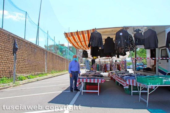 Viterbo - I banchi vuoti all'uscita del mercato