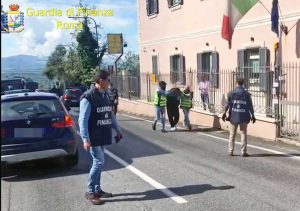 Roma - Trovati con hashish e cocaina durante i controlli anti Coronavirus e arrestati