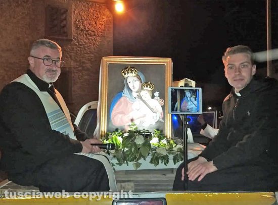 Montefiascone - L'immagine della Madonna del Giglio per le vie di Zepponami con don Marco e don Roberto