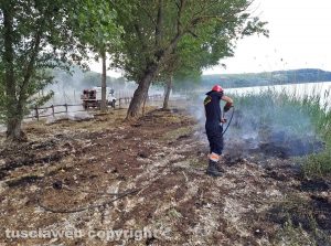 Montefiascone - Incendio di sterpaglie e canneto sul lungolago