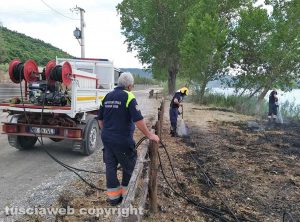 Montefiascone - Incendio di sterpaglie e canneto sul lungolago