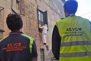 Montefiascone - Sciame di api in via Malatesta - L'intervento dell'Asvom Odv