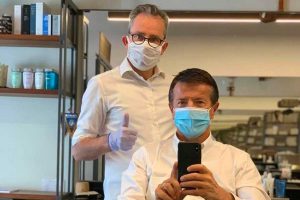 Bergamo - Il sindaco Giorgio Gori dal barbiere