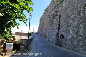 Montefiascone - Il muraglione di via della Rocca
