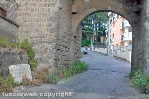 Viterbo - Materasso abbandonato in via San Biele
