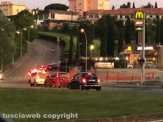 Viterbo - Lunga fila di auto al McDonald's di Valle Faul