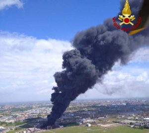 Marghera - Incendio in una fabbrica di prodotti chimici