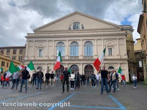 Viterbo - Manifestazione mascherine tricolori