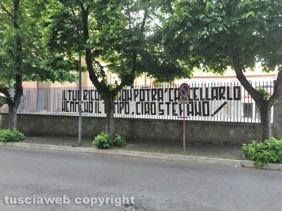 Viterbo - Il quartiere Pilastro saluta Stefano Camilli con un grande striscione