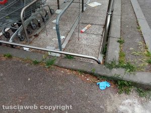 Viterbo - Guanti abbandonati nei pressi di un supermercato