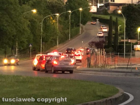 Viterbo - Lunga fila di auto al McDonald's di Valle Faul