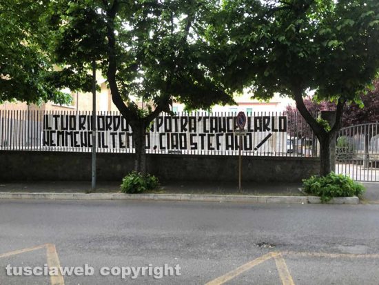 Viterbo - Il quartiere Pilastro saluta Stefano Camilli con un grande striscione