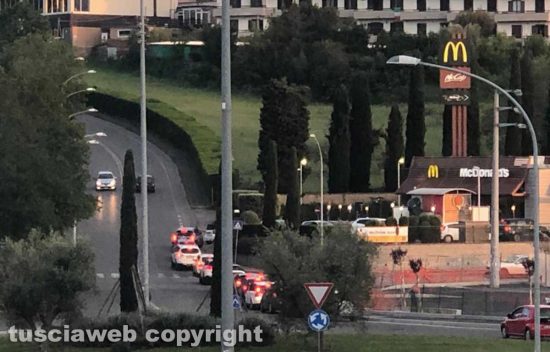 Viterbo - Lunga fila di auto al McDonald's di Valle Faul