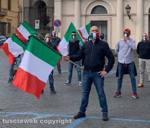 Viterbo - Manifestazione mascherine tricolori