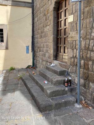 Il degrado a piazza del Gesù 