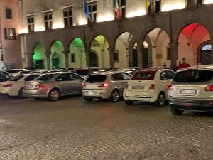 Viterbo - Sosta selvaggia sabato sera a piazza del Comune