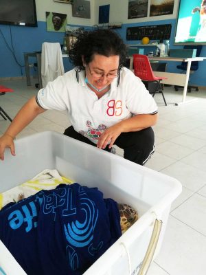 Marina di Grosseto - La tartaruga salvata dall'associazione Tartamare con una volontaria