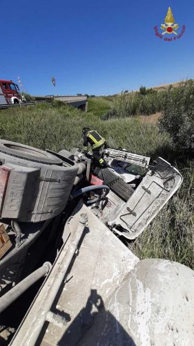 Civitavecchia - Autoarticolato si ribalta sull'Aurelia