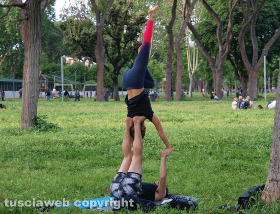Atleti all'aperto in attesa che riapra la palestra...