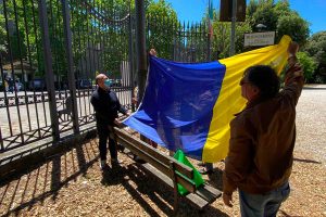 Viterbo - La bandiera con i colori giallo e blu all'ingresso di pratogiardino Lucio Battisti