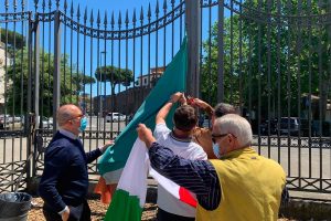 Viterbo - Nuovo tricolore all'ingresso di pratogiardino Lucio Battisti