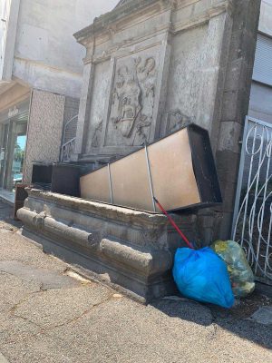 Vandali in azione alla fontana di piazzale Gramsci a Viterbo