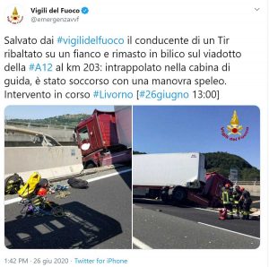 Livorno - Tir in bilico sul viadotto, autista salvato con l'autogrù