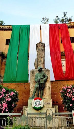 Orte - Drappo tricolore al monumento ai caduti