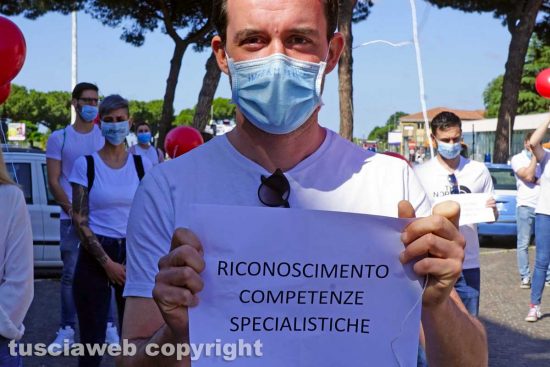Viterbo - il flash mob del movimento nazionale infermieri