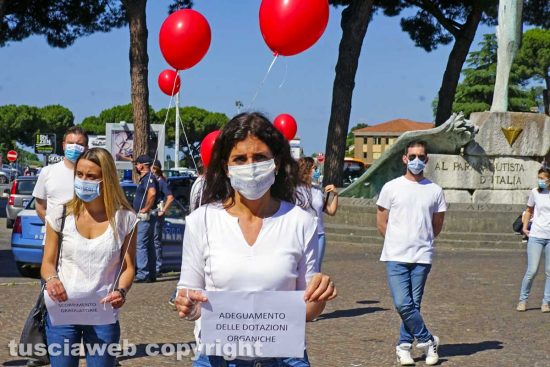 Viterbo - il flash mob del movimento nazionale infermieri