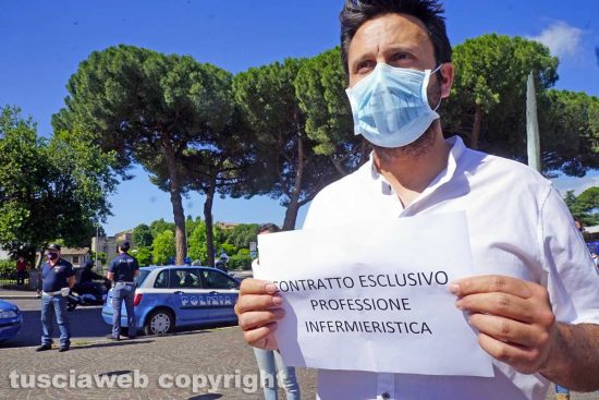Viterbo - il flash mob del movimento nazionale infermieri