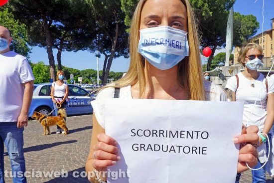 Viterbo - il flash mob del movimento nazionale infermieri