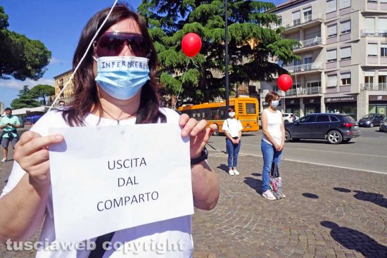 Viterbo - il flash mob del movimento nazionale infermieri