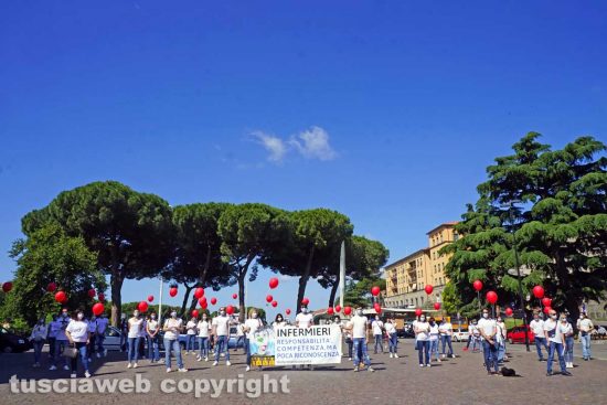 Viterbo - il flash mob del movimento nazionale infermieri