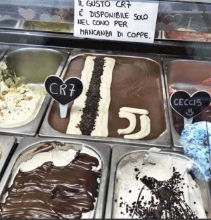 Napoli - Il gelato Cr7 con sfottò