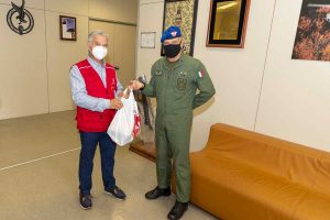 Viterbo - L'aviazione dell'esercito consegna i generi alimentari