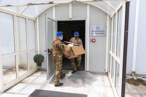 Viterbo - L'aviazione dell'esercito consegna i generi alimentari